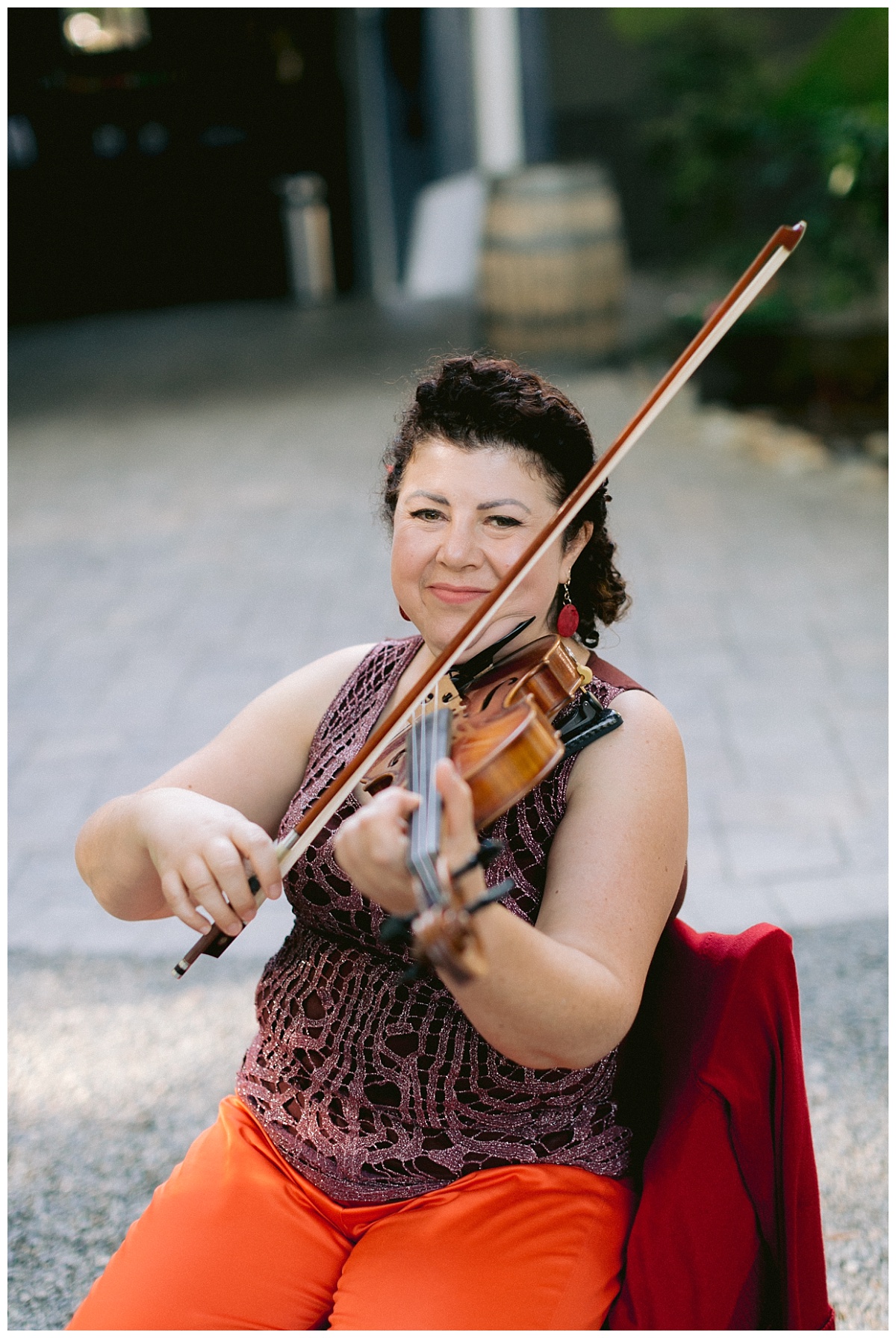 Woman playing the violin before the wedding ceremony