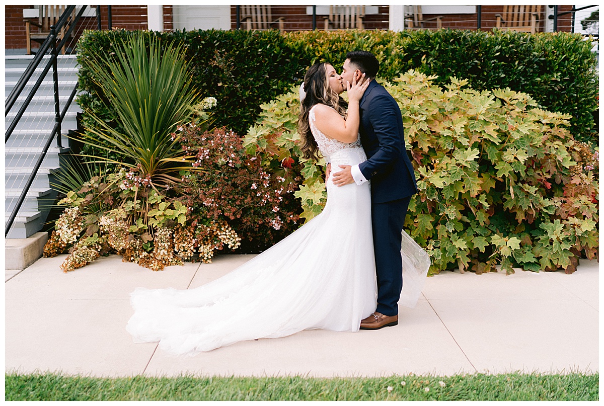 Keyla and Renato kiss during their first look