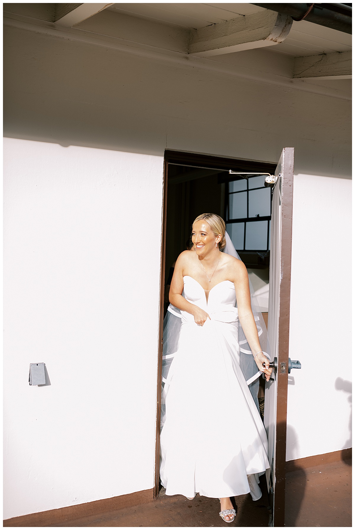 Susie going to meet Devon for their first look before the Golden Gate Club