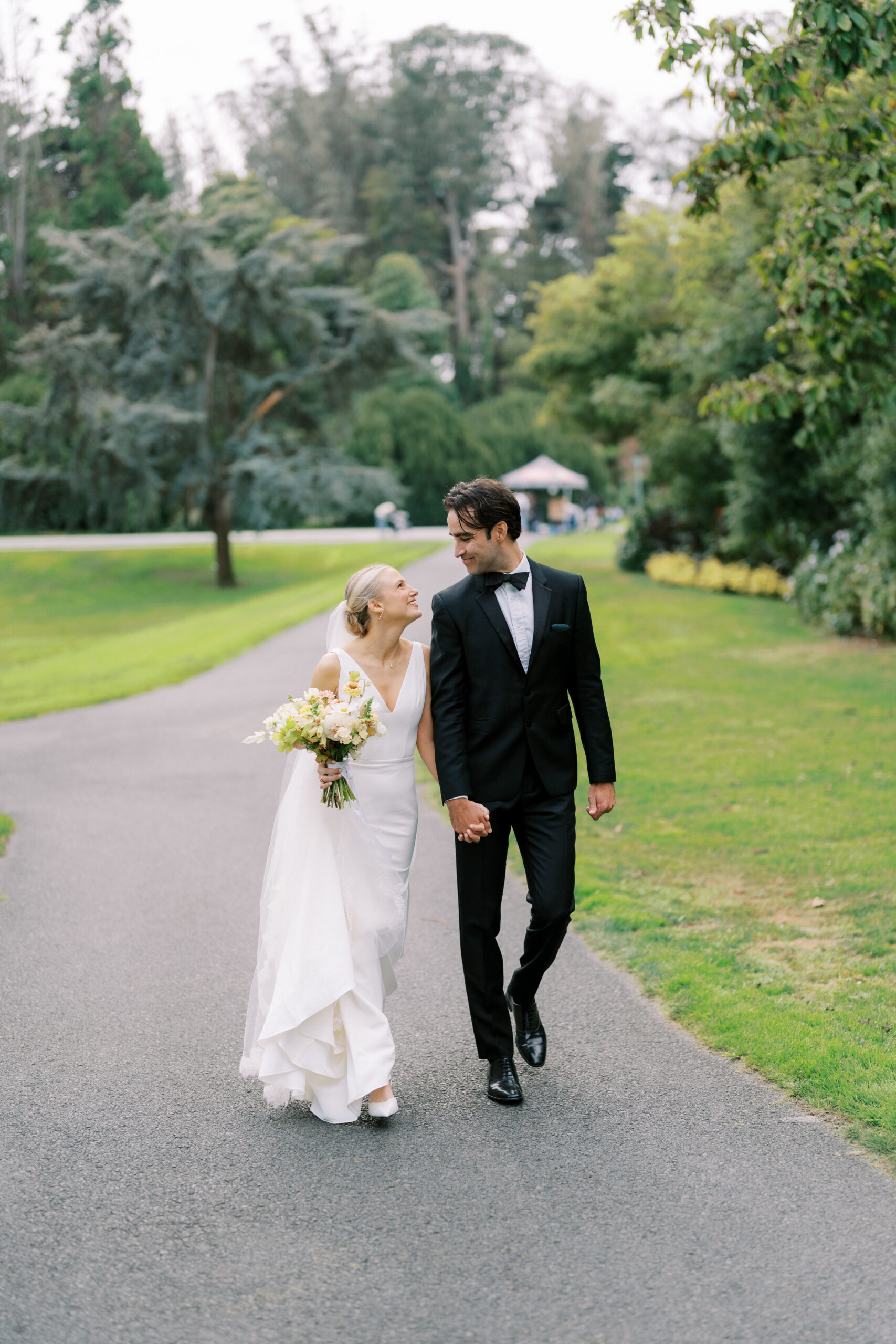 San -Francisco-conservatory-flowers-wedding-couple