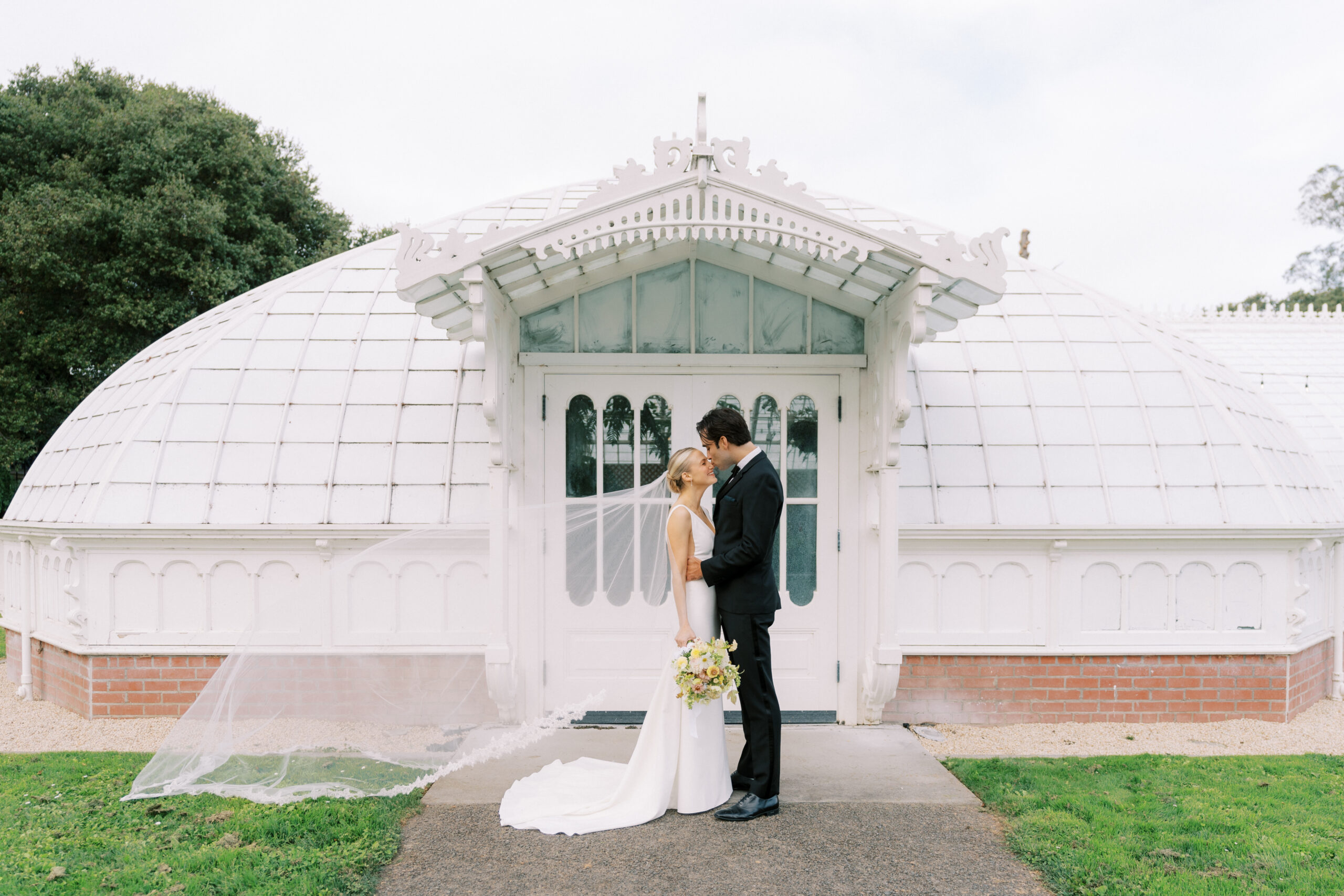 San -Francisco-conservatory-flowers-wedding-portrait