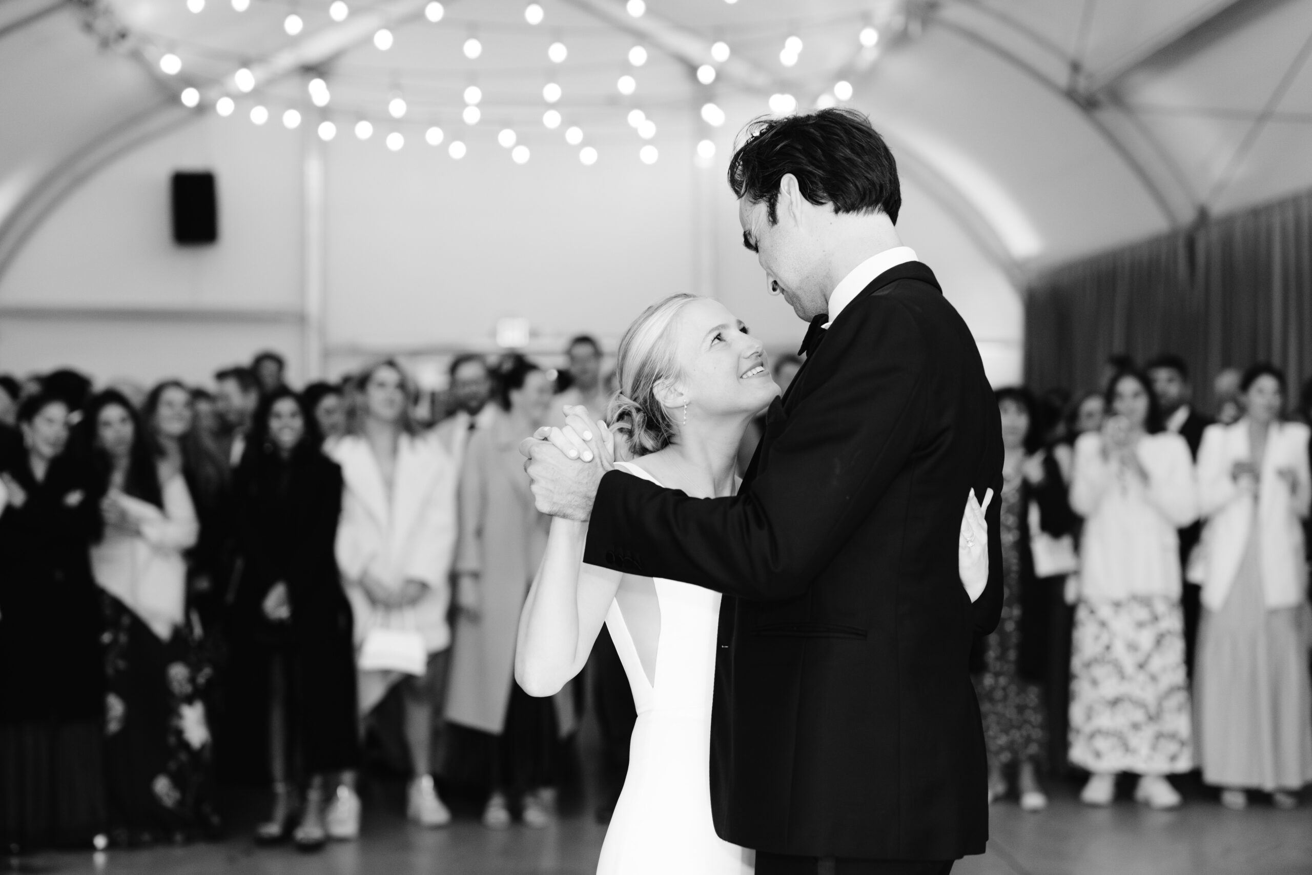 San -Francisco-conservatory-flowers-wedding-firts-dance