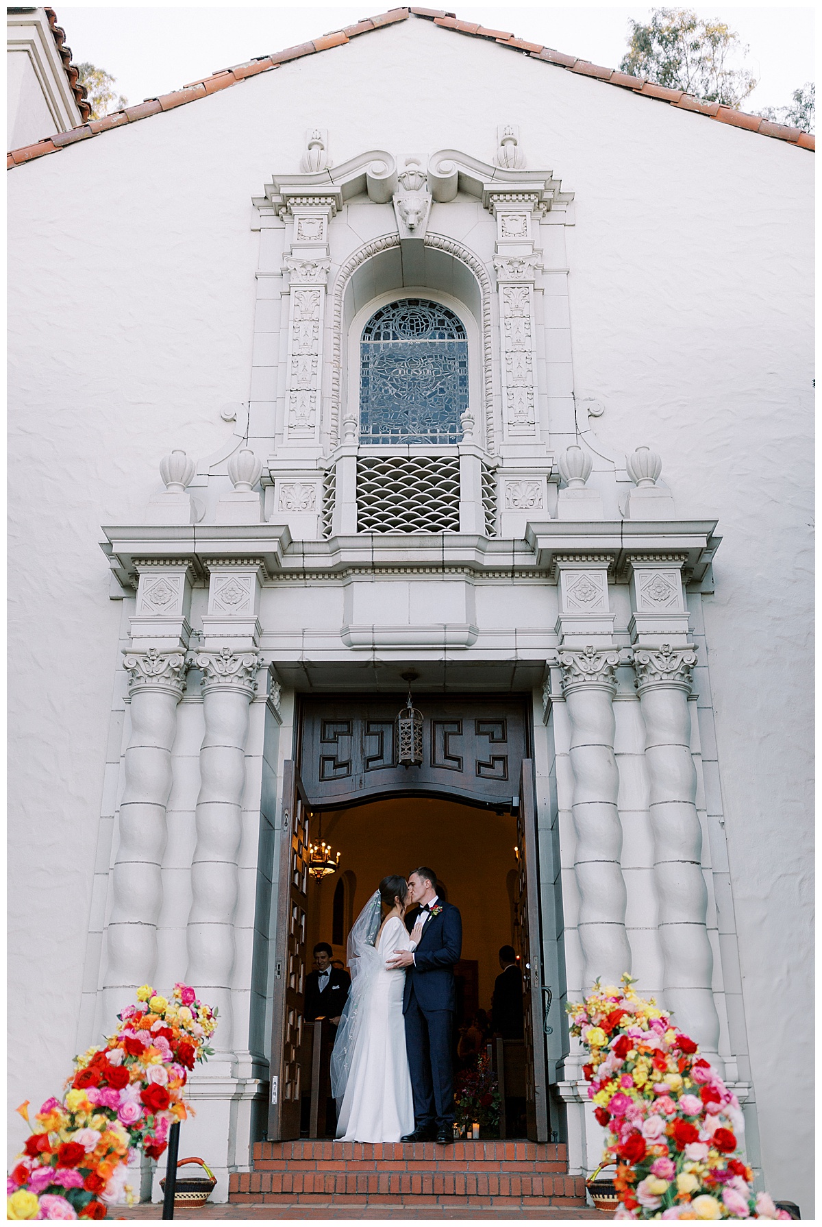 couple kissing on chapel steps at the golden gate club