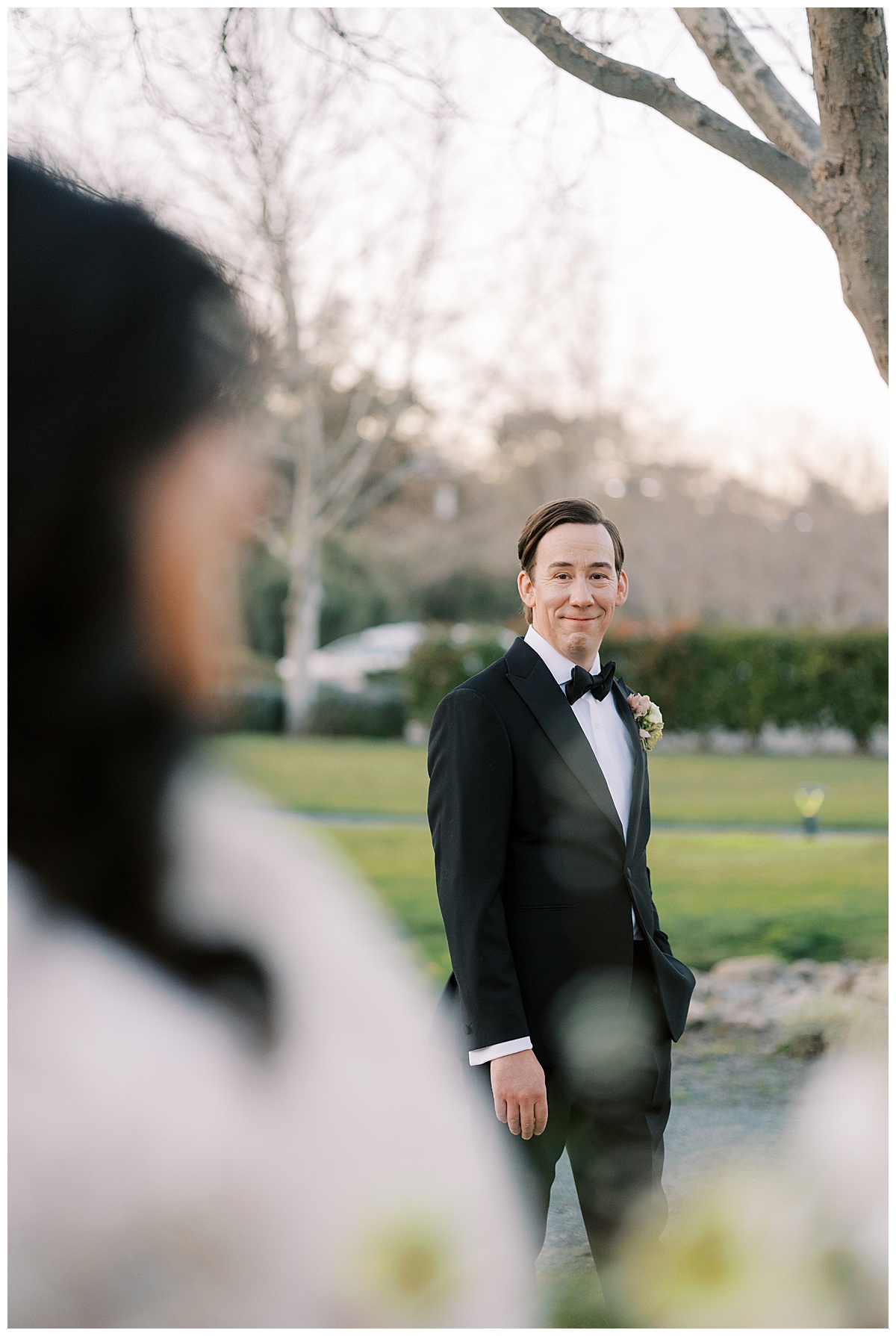 couple portraits at wente vineyards tasting lounge 